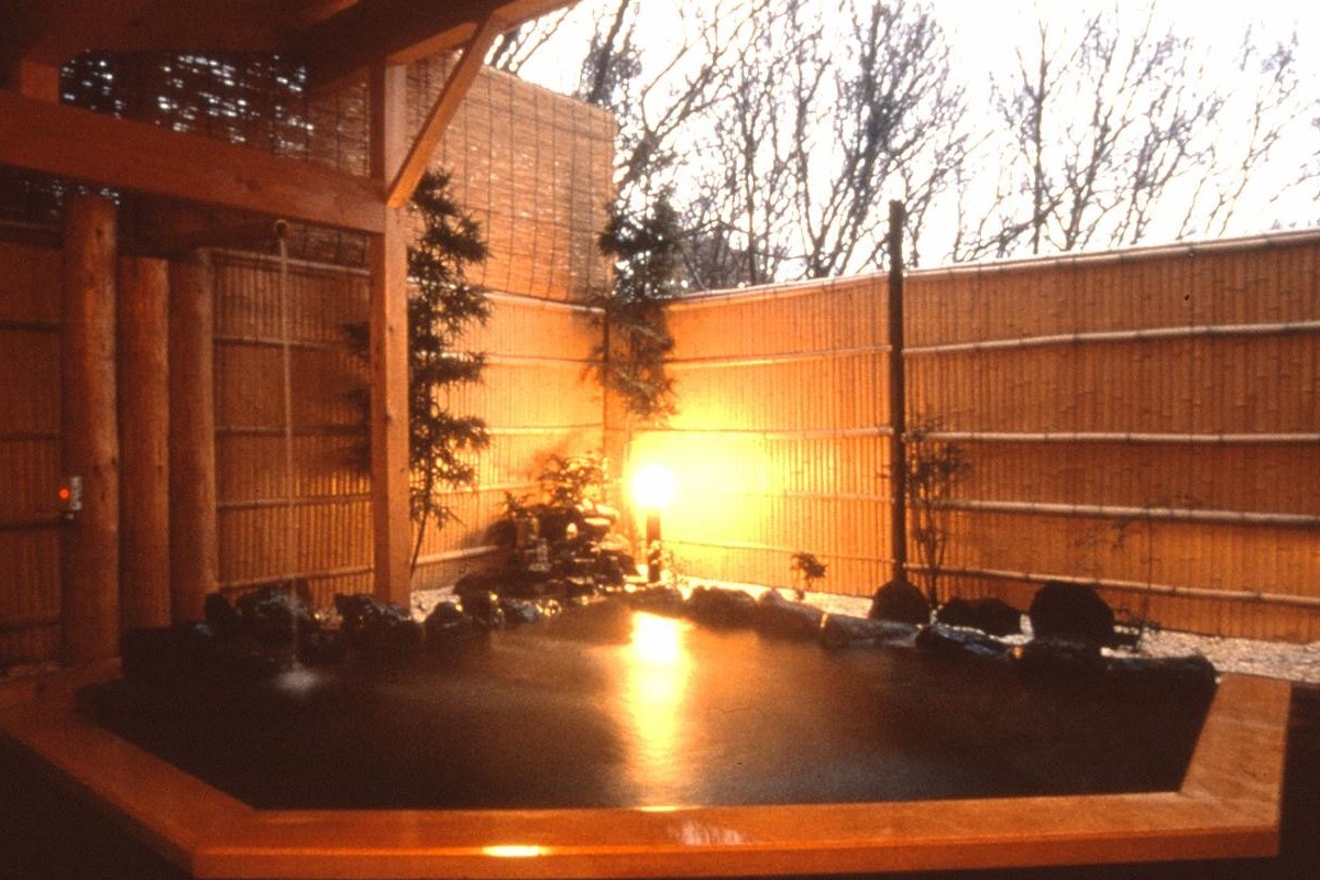 伊豆高原温泉 檸檬樹の貸切で利用できる宝石露天風呂