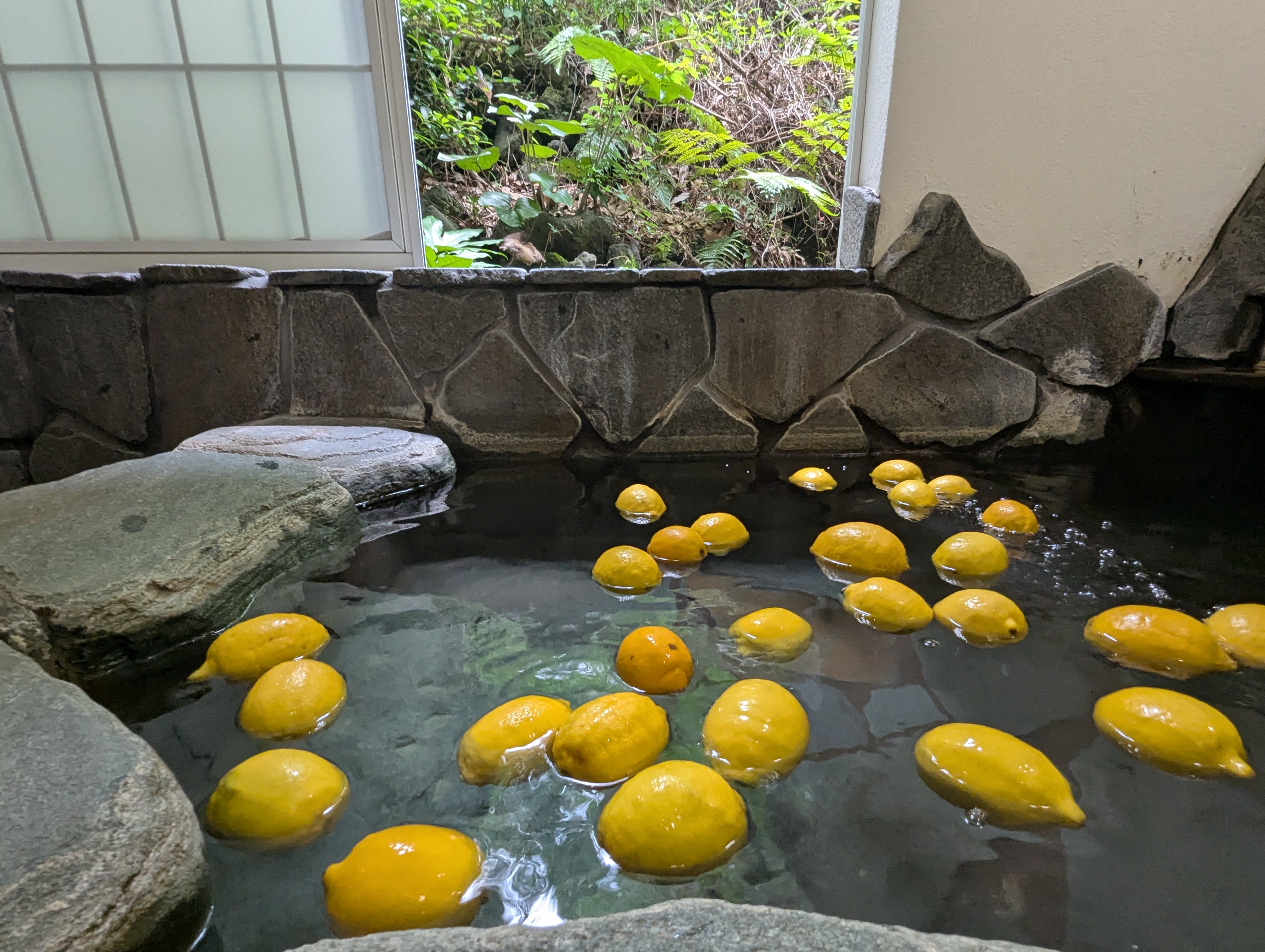 檸檬を浮かべた貸切温泉
